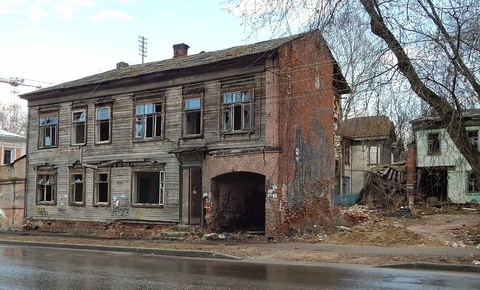 Из-за пренебрежительного отношения собственников многие здания в Нижнем Новгороде пришли в упадок. Фото: «ФотоТерра».