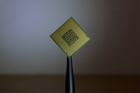 Производство любого чипа включает сотни технологических операций.