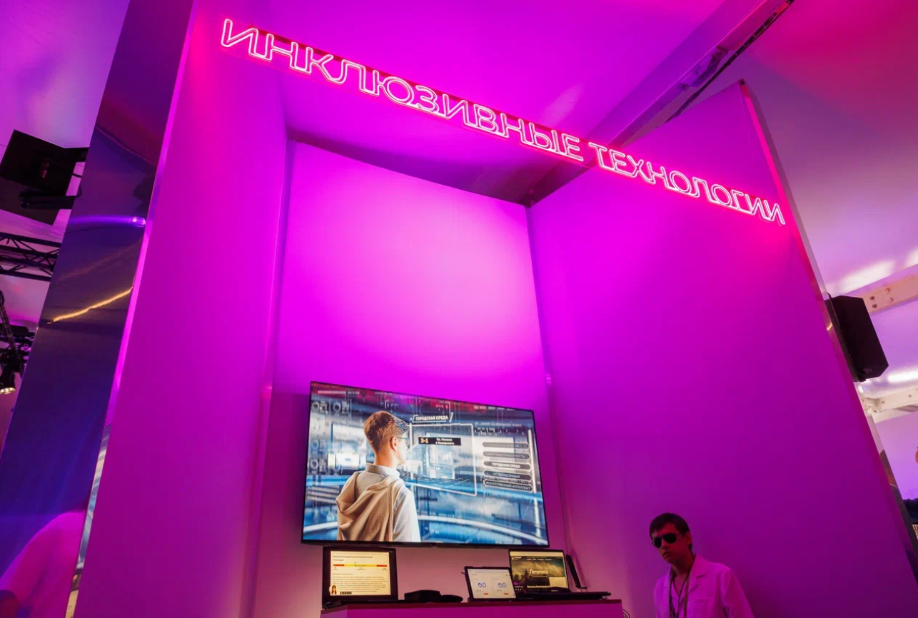 Жас және сексуалды эротика Көше жарысшысы дрейфтен кейін қызды трахает етеді.