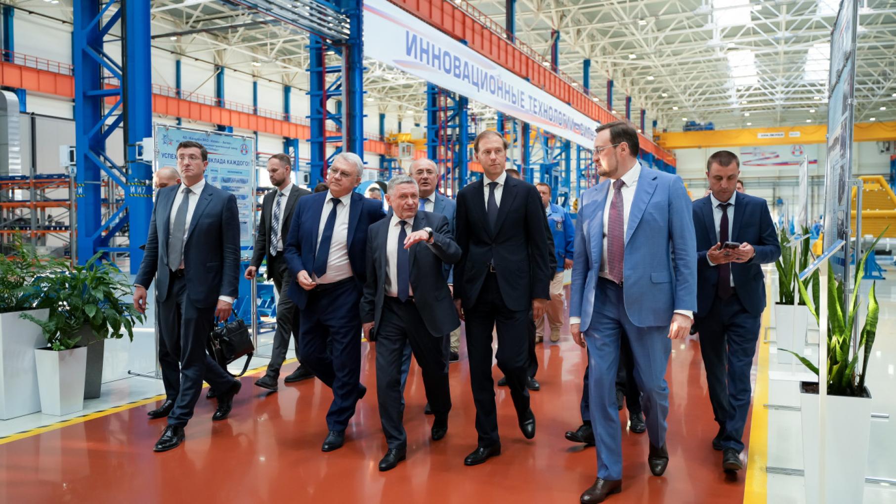 Вице-премьер РФ Денис Мантуров протестировал электрокроссовер «E-Neva» в Нижнем Новгороде