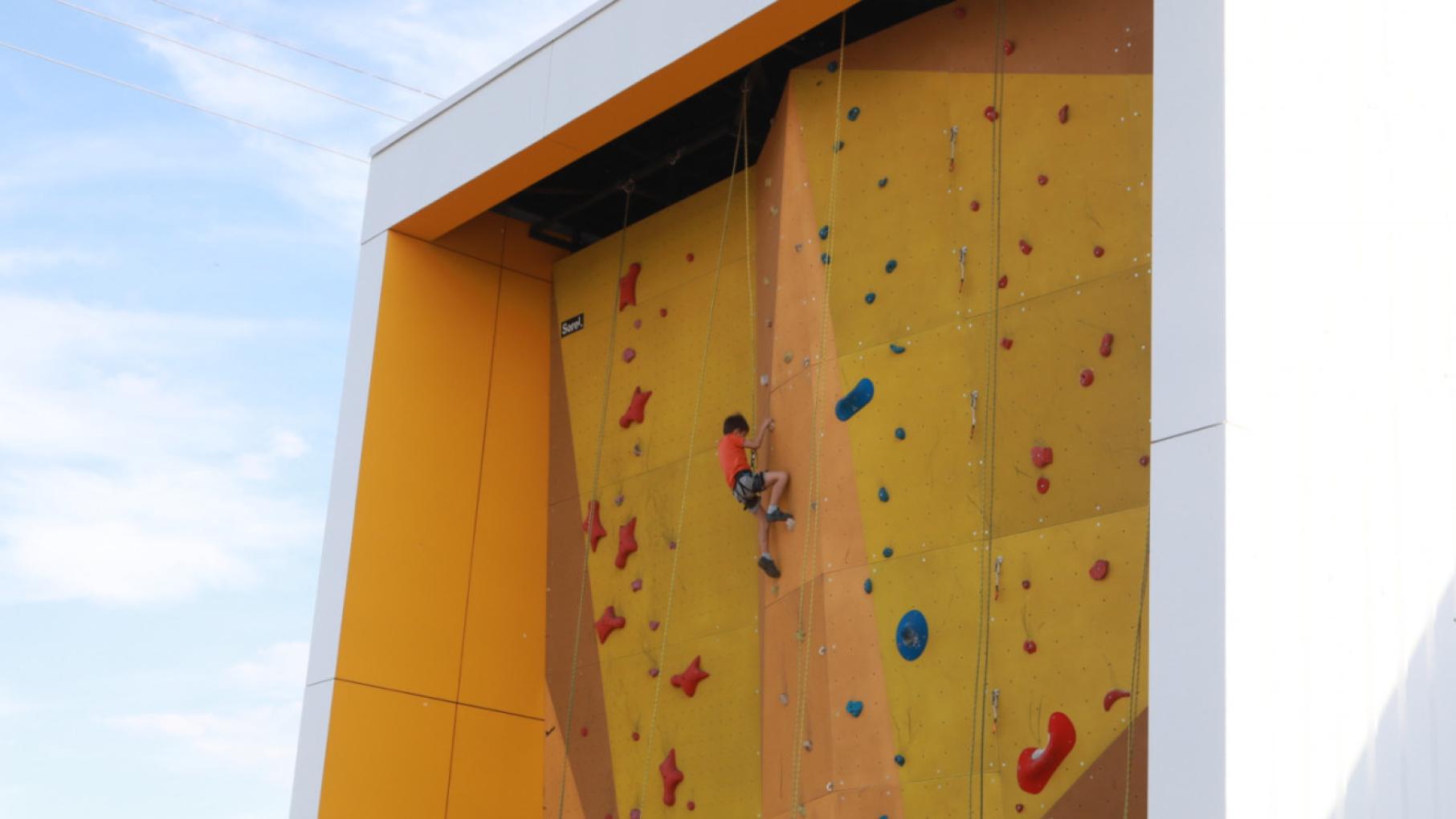 Скалодром со скейтпарком открылся на Гребном канале