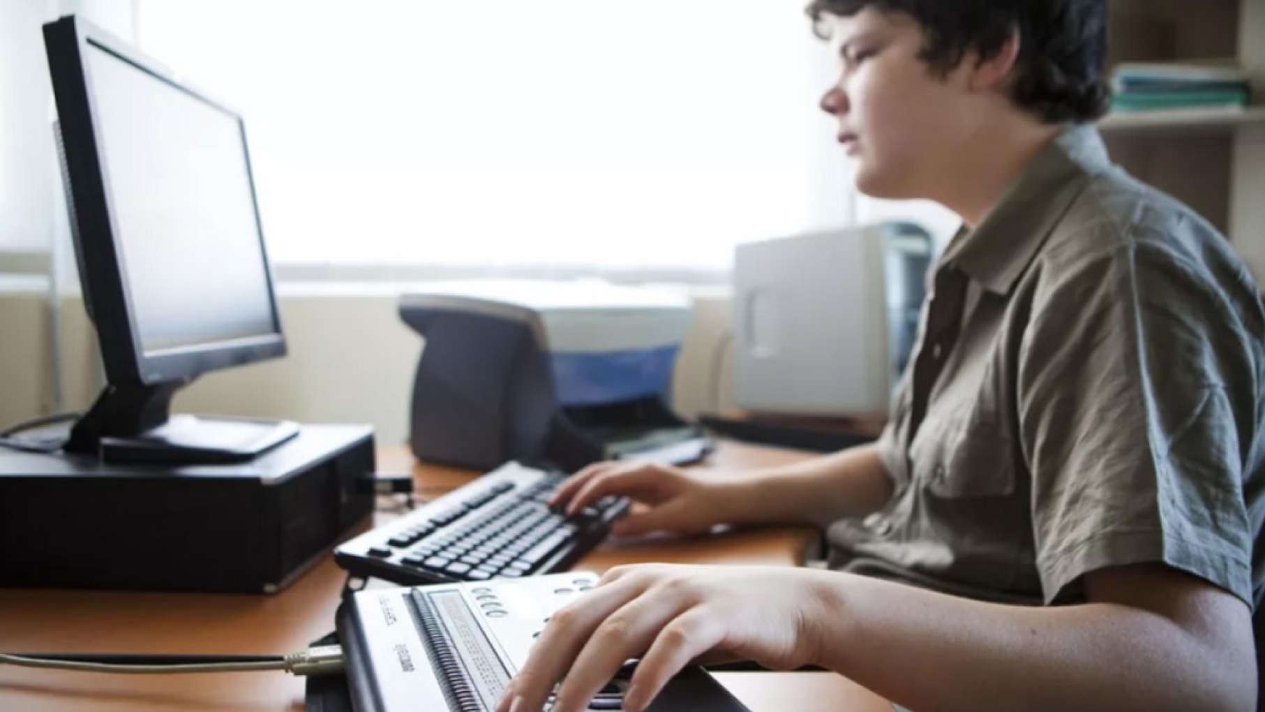 Компьютер и человек. Учитель и компьютер. Обучение пользованию компьютером. Обучение пользованию компьютером. Человек пользуется компьютером.