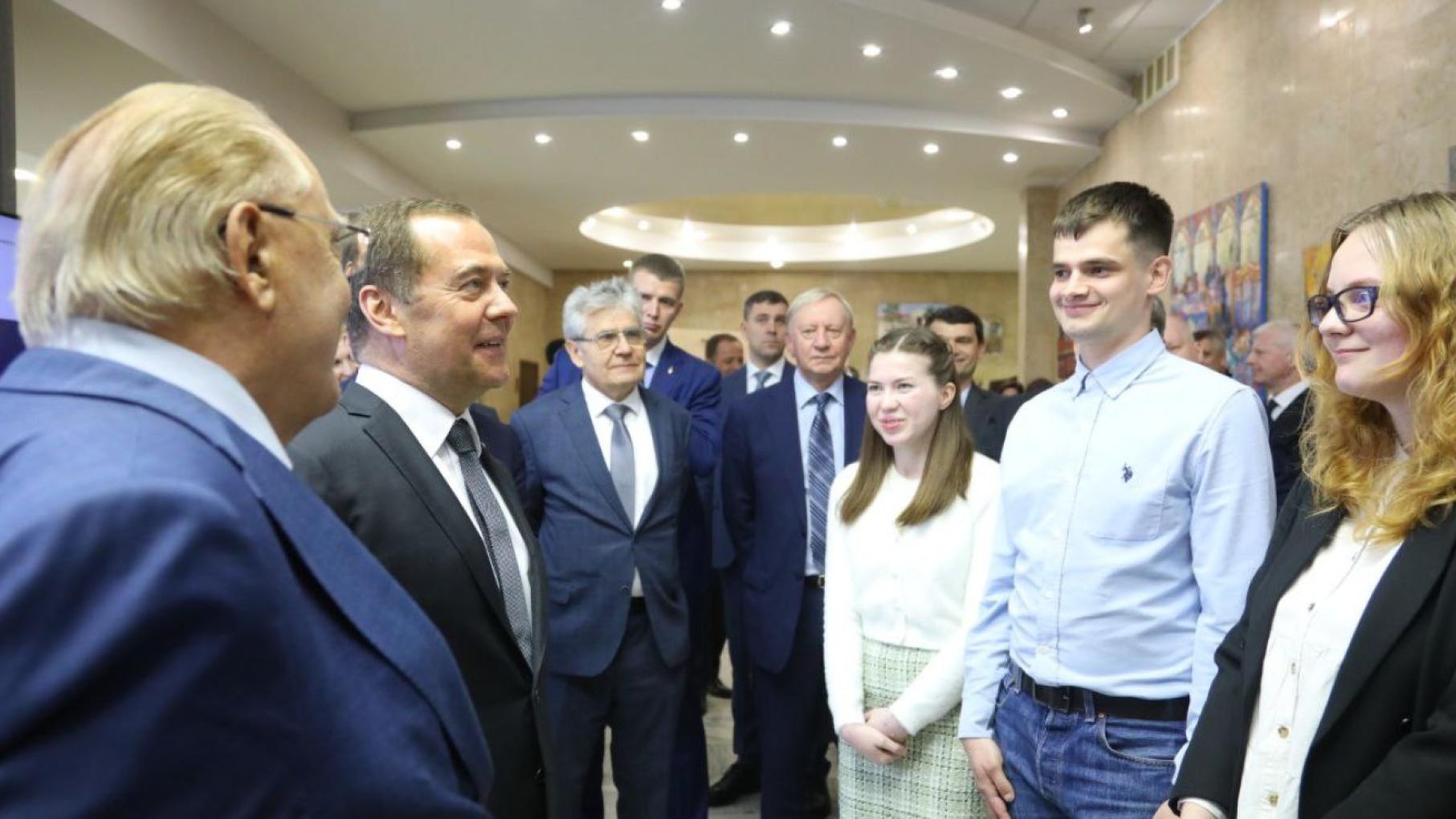 Дмитрий Медведев встретился со студентами Национального центра физики и математики в Сарове