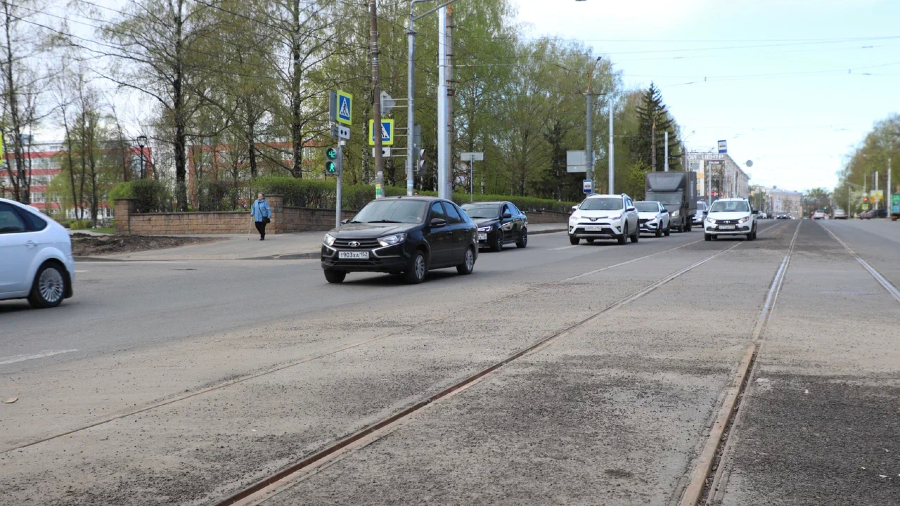 На улице Бекетова в Нижнем Новгороде полностью сняли ограничения движения после реконструкции трамвайных путей