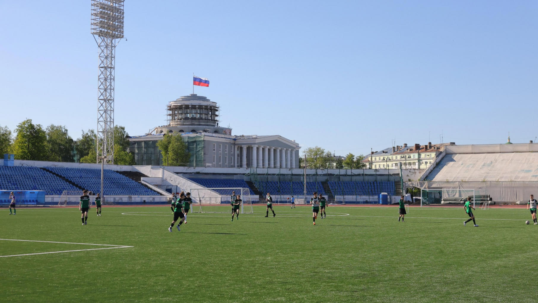 На центральном стадионе «Химик» в Дзержинске обновили около 8 тыс. кв. метров поля