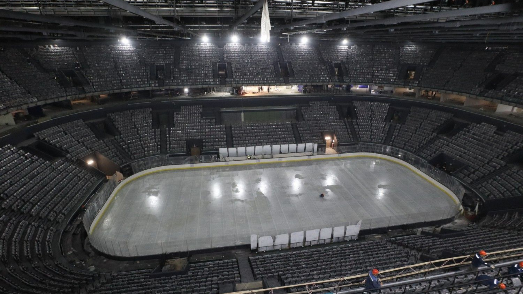 На основной арене Ледового дворца на Стрелке в Нижнем Новгороде начали заливать лёд