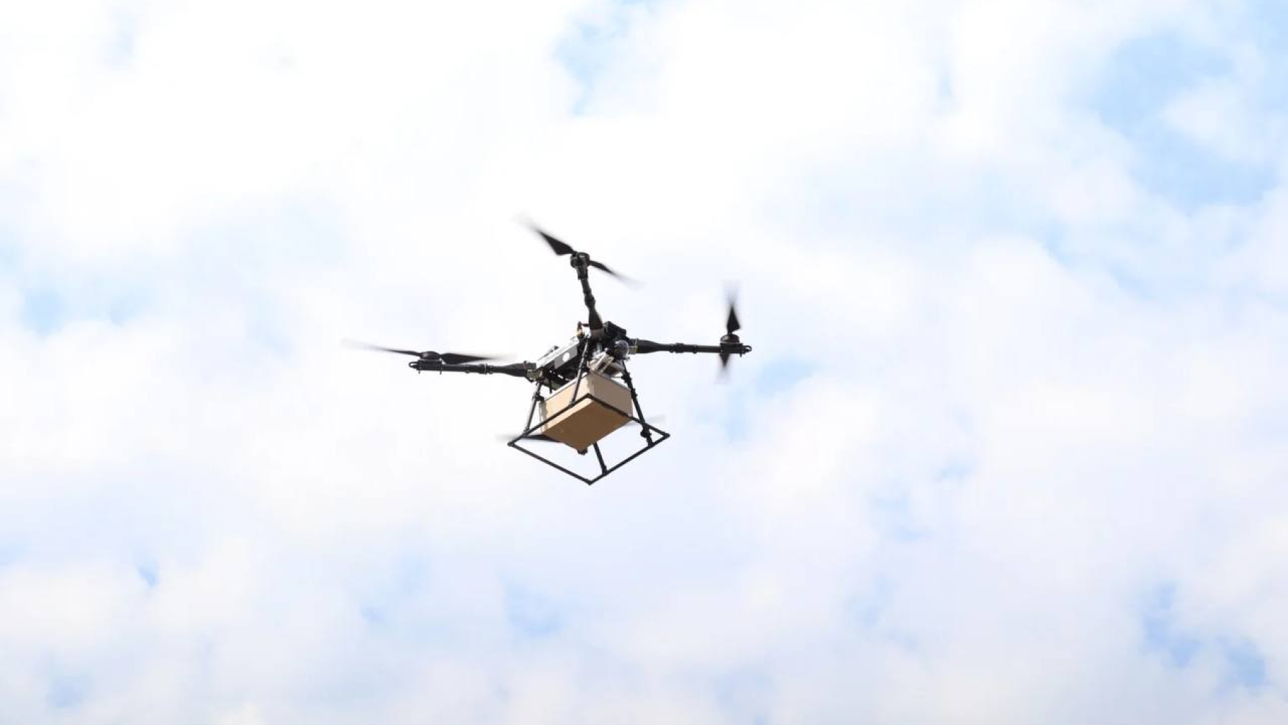 В Нижнем Новгороде начинают испытывать доставку небольших грузов с помощью аэрокурьеров