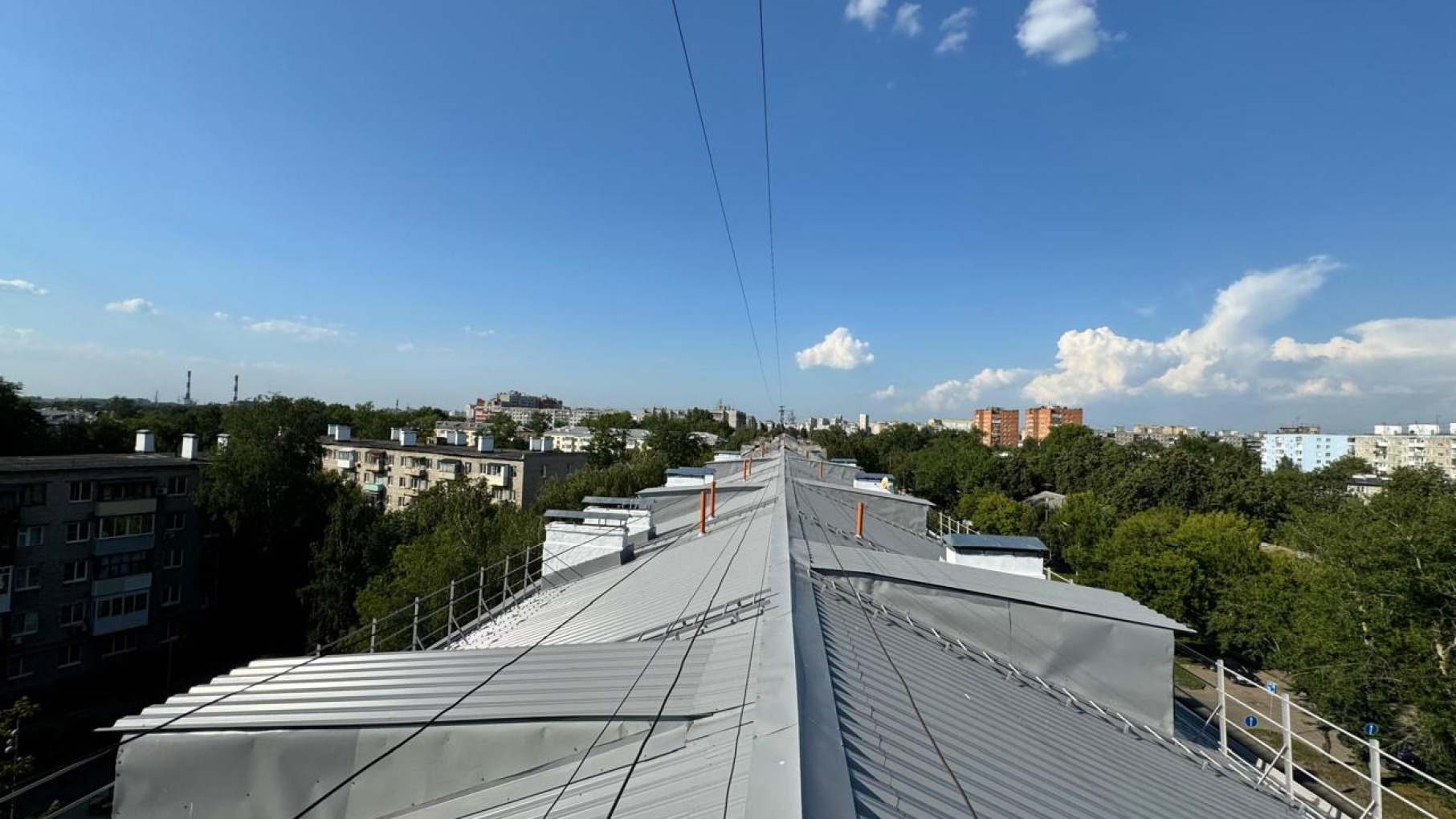 В Нижегородской области отремонтировали свыше 300 крыш многоквартирных домов по программе капремонта с начала 2025 года