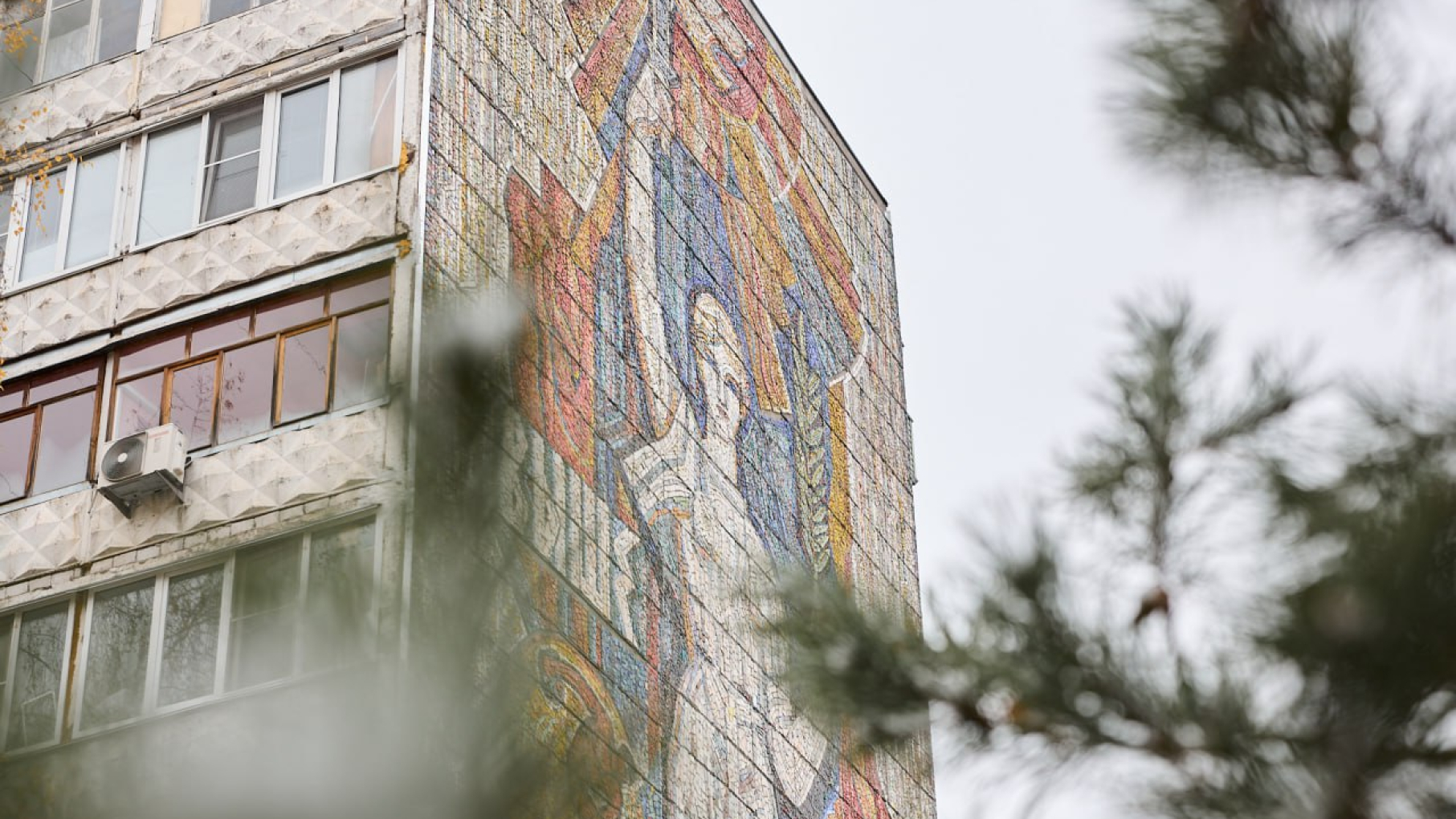 В Нижнем Новгороде завершили реставрацию советского мозаичного панно «Быстрее, выше, сильнее»