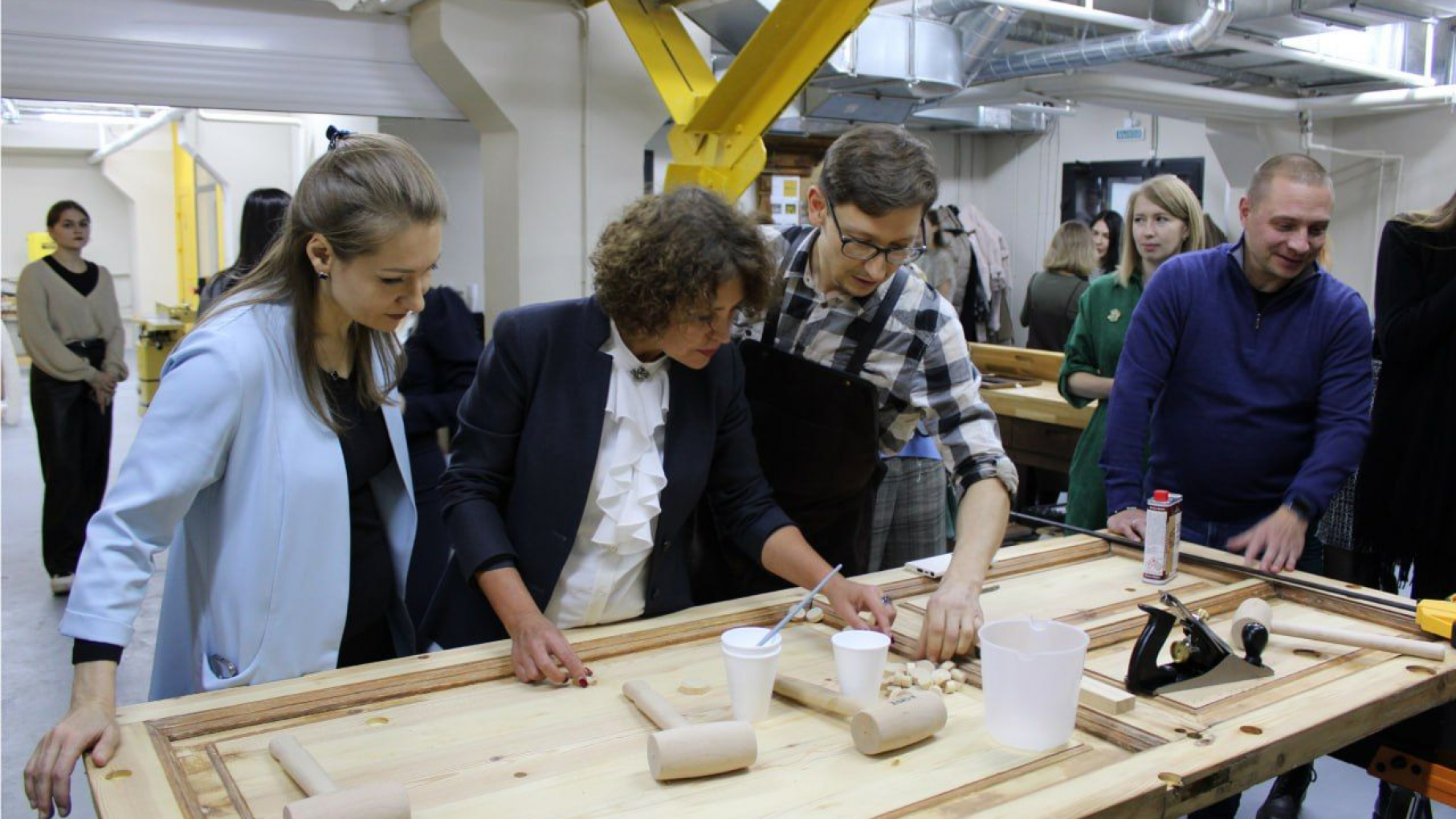 школа реставраторов. пожилые люди. творчество для пенсионеров. поколение мастеров. поколение мастеров.