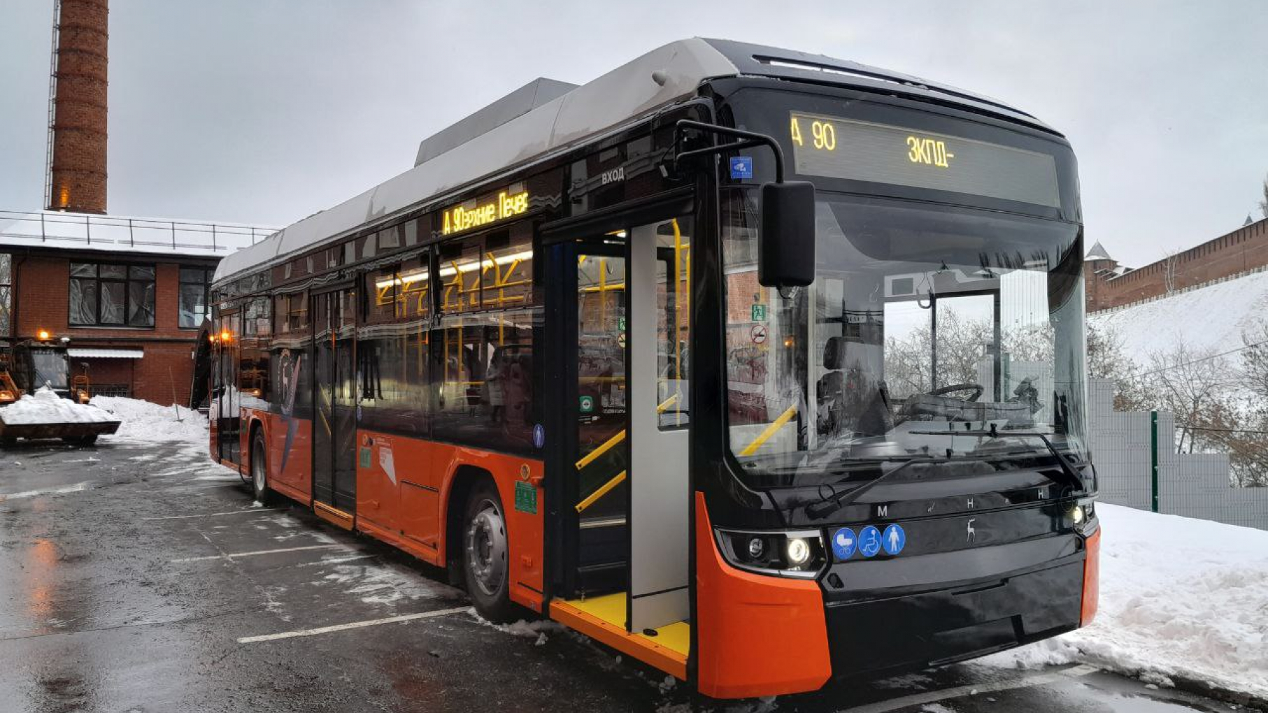 Глеб Никитин представил первый электробус «МиНиН» премьер-министру Беларуси