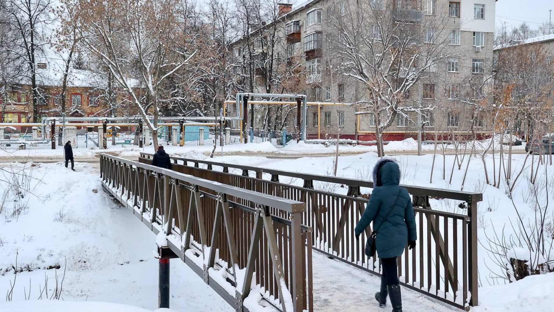 Шесть новых пешеходных мостиков установили через Борзовку в Нижнем Новгороде