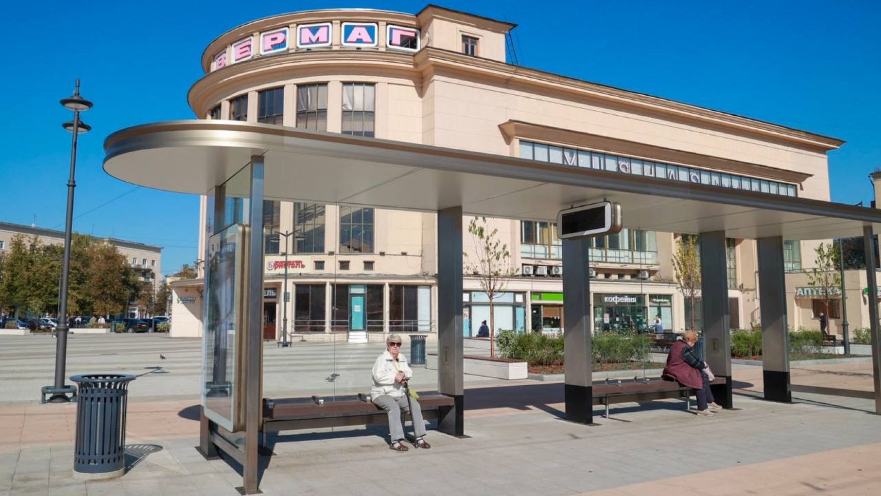 На Автозаводе открылась благоустроенная площадь перед универмагом