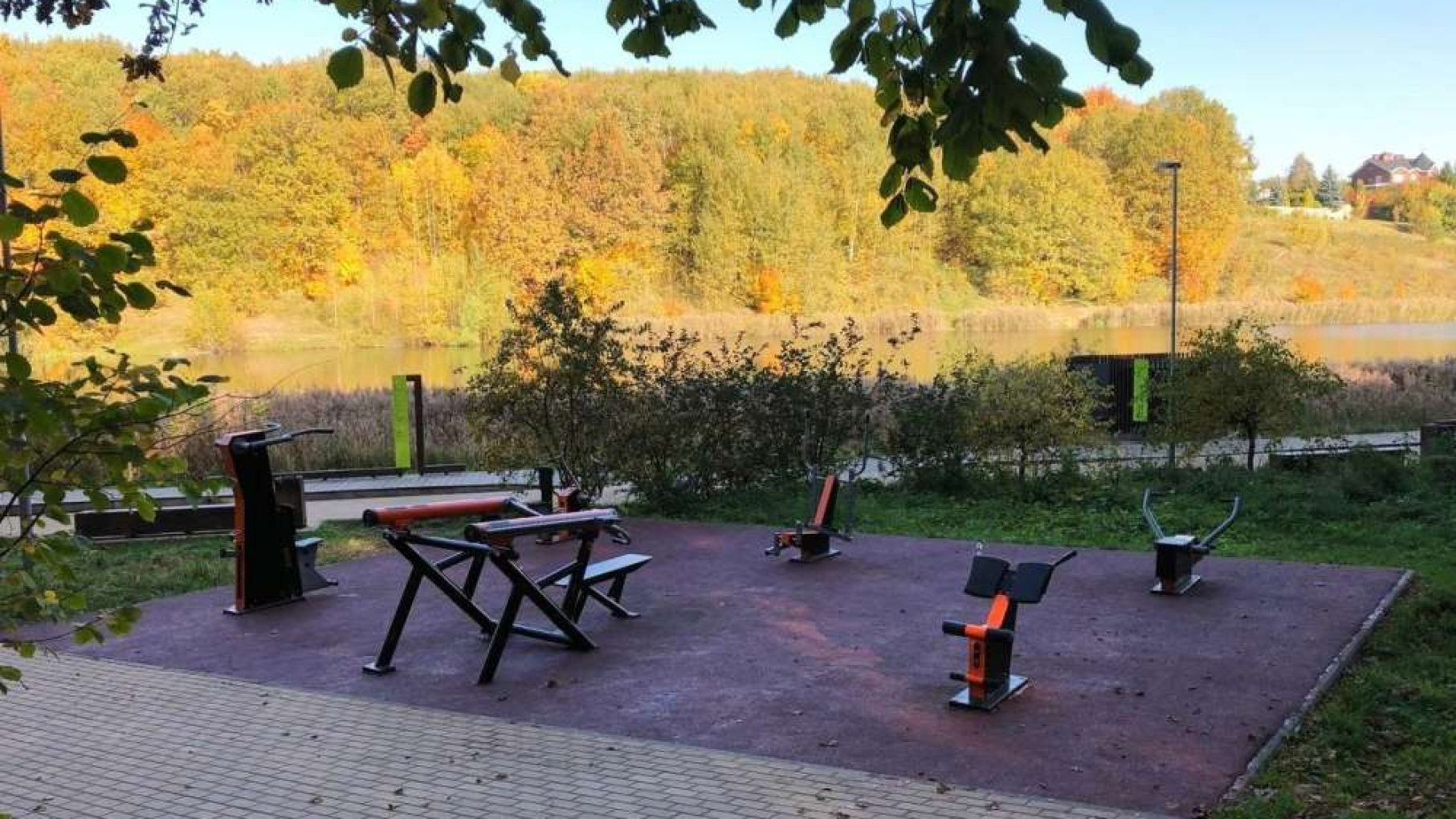 На третьем озере Щёлоковского хутора оборудовали новую тренажёрную площадку